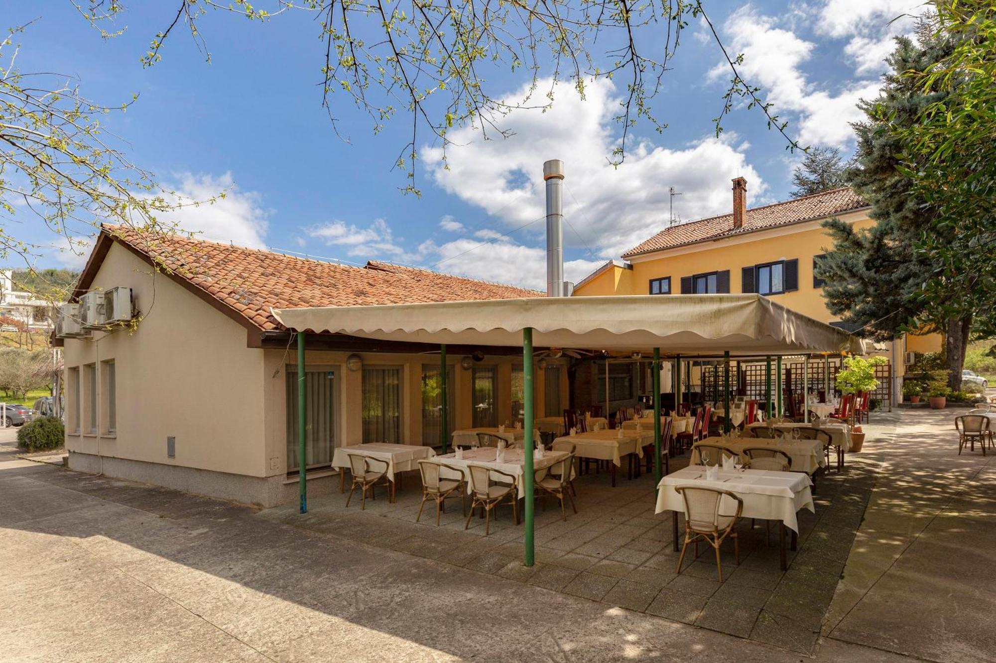 Restaurant Bric Dekani Buitenkant foto