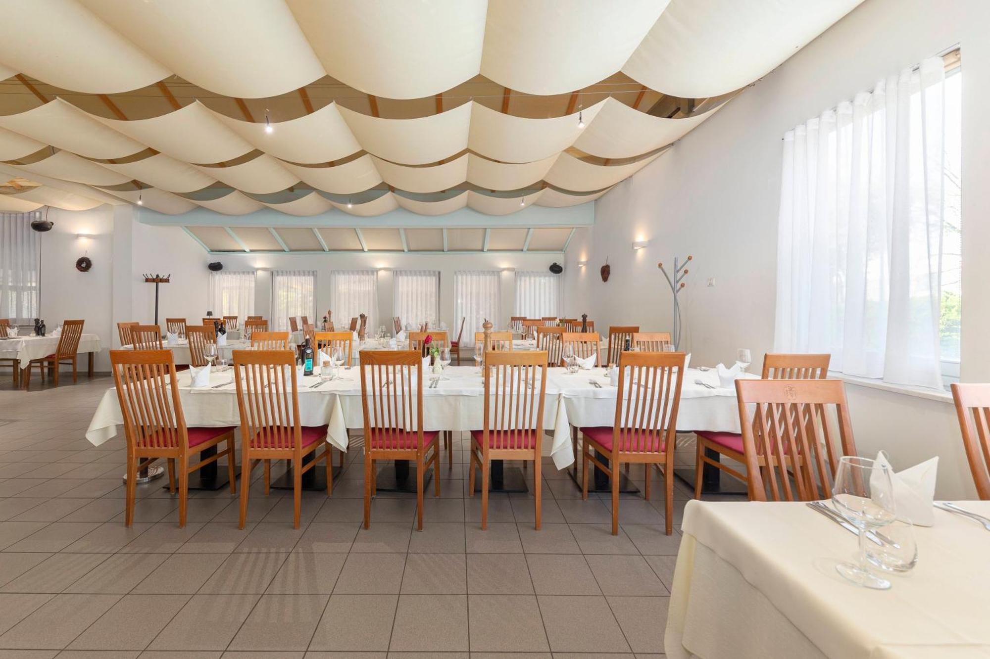 Restaurant Bric Dekani Buitenkant foto