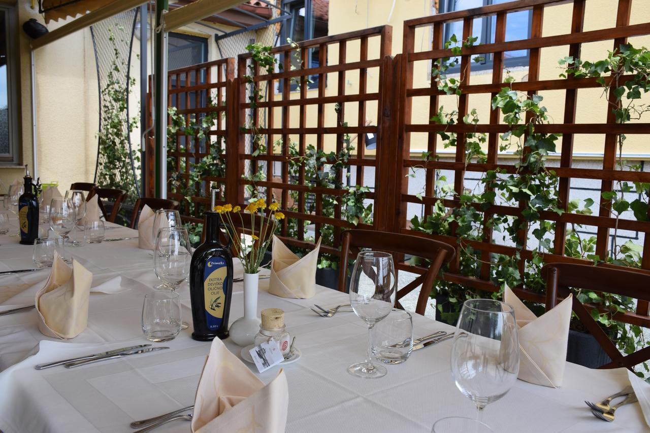 Restaurant Bric Dekani Buitenkant foto