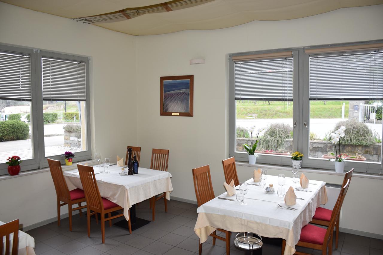 Restaurant Bric Dekani Buitenkant foto