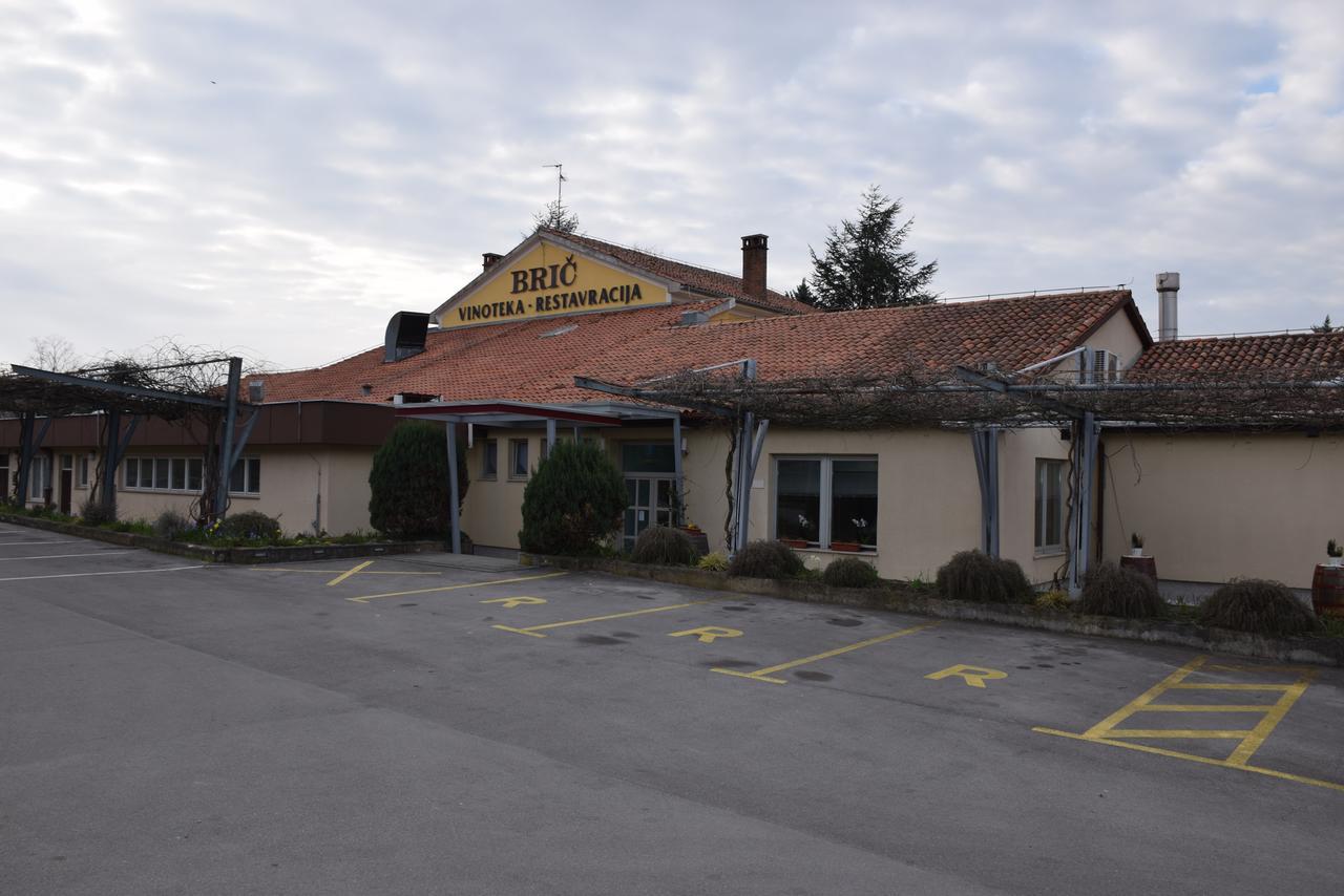 Restaurant Bric Dekani Buitenkant foto