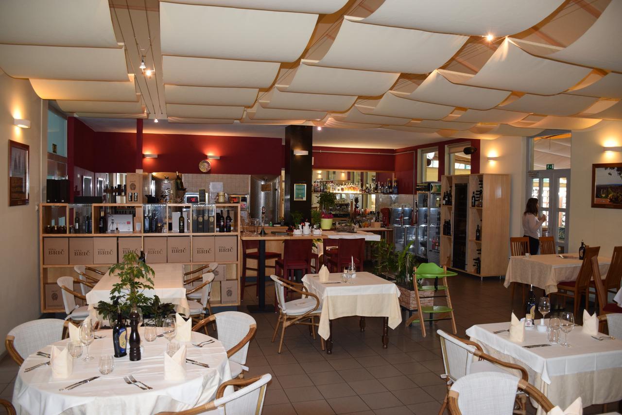 Restaurant Bric Dekani Buitenkant foto